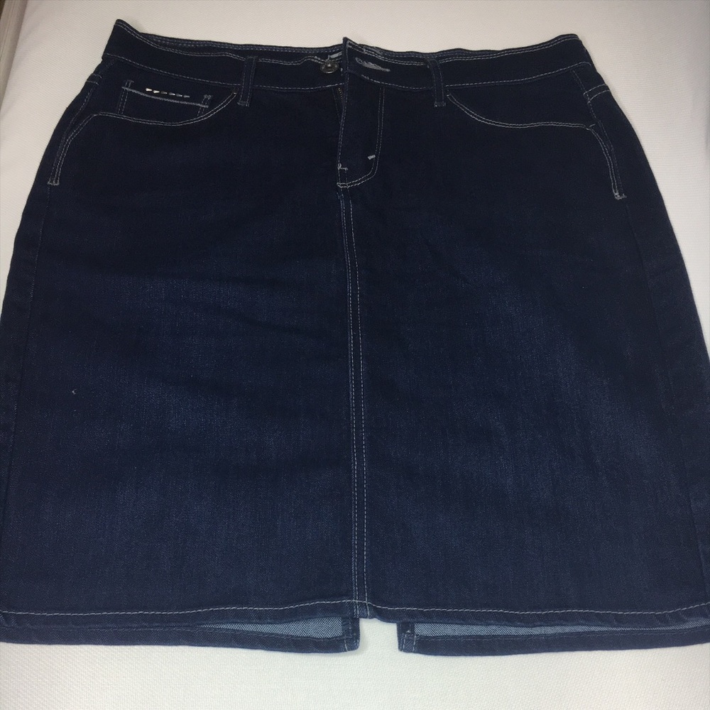 Levi's denim skirt- dark wash